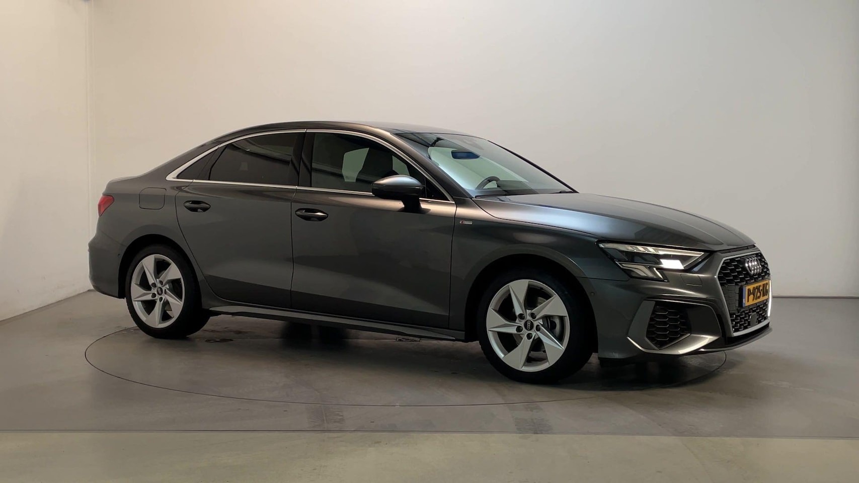 Audi A3 Limousine - 30 TFSI S Edition Leder-Stof Stoelverwarming Virtual Cockpit Navigatie - AutoWereld.nl
