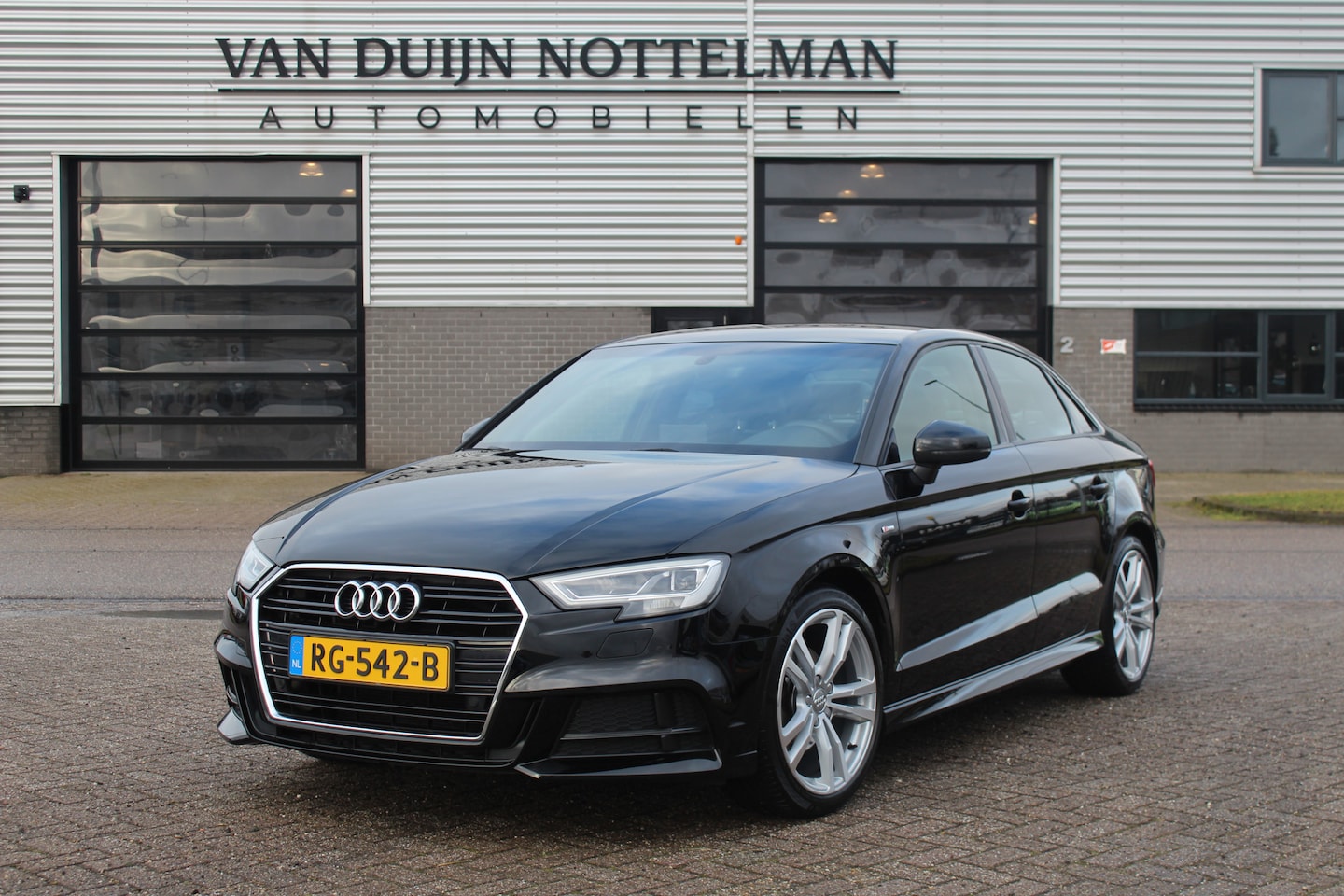 Audi A3 Limousine - 1.5 TFSI CoD Sport S Line Edition / LED / N.A.P. - AutoWereld.nl