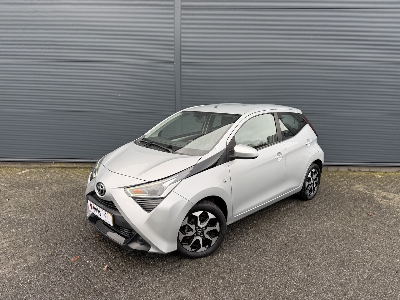 Toyota Aygo - 1.0 VVT-i x-play 1.0 VVT-i x-play (Camera- Navigatie via APP - Airco - Lichtmetalen velgen - Apple Carplay) - AutoWereld.nl