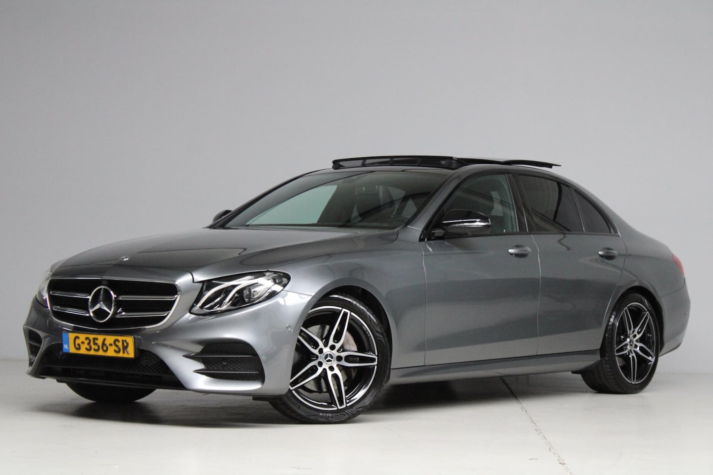 Mercedes-Benz E-klasse - 200 AMG Night Pakket | burmester | panoramadak | 360 camera | elek. trekhaak | apple carpl - AutoWereld.nl