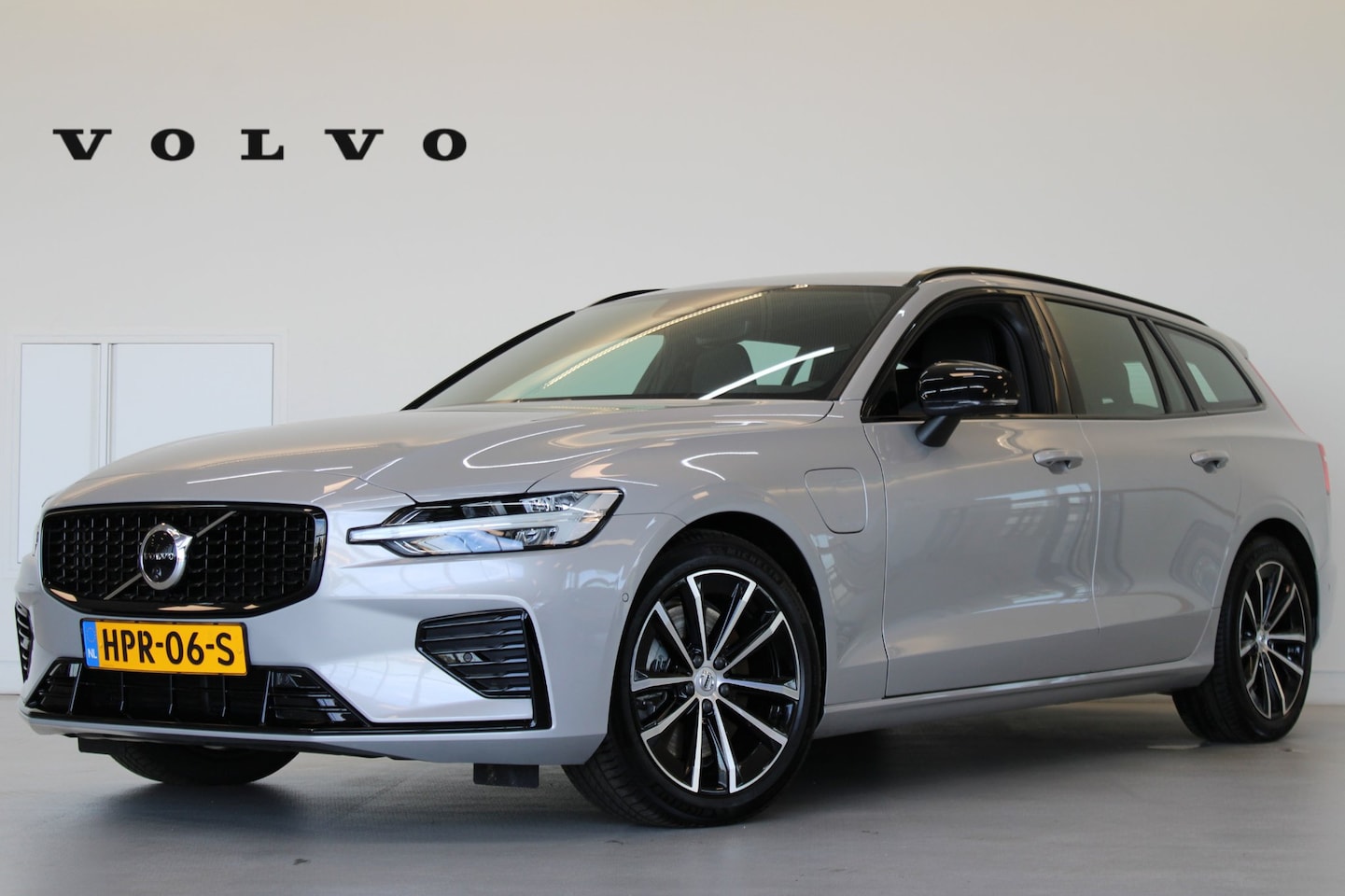 Volvo V60 - T6 350PK Plus Dark | 360° | Trekhaak | HK Audio | Blis | Adap Cruise | - AutoWereld.nl