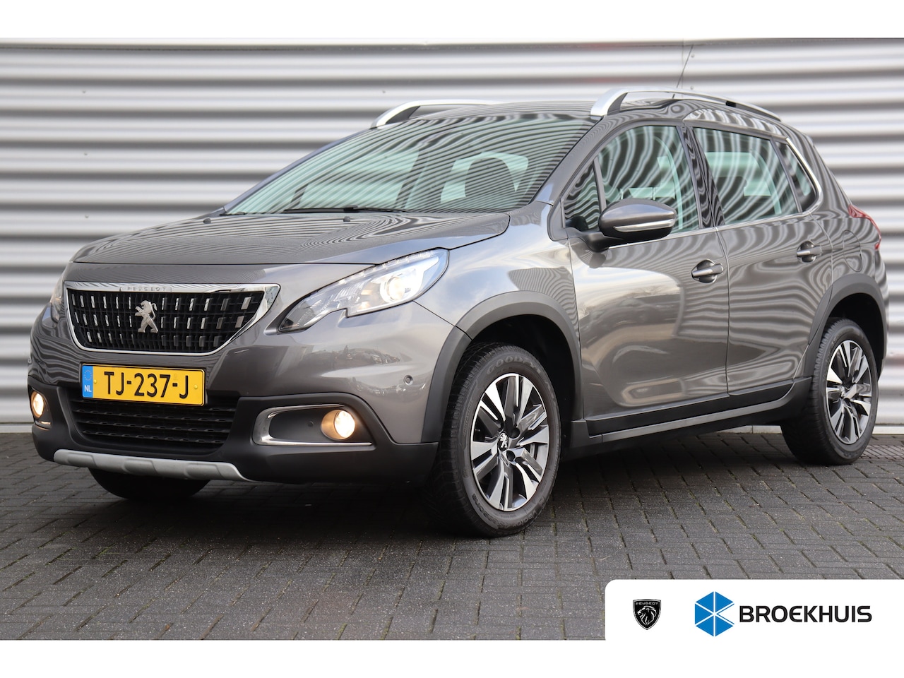 Peugeot 2008 - 1.2 PURETECH 110PK ALLURE / NAVI / CLIMA / LED / PDC / 17" LMV / CAMERA / BLUETOOTH / CRUI - AutoWereld.nl