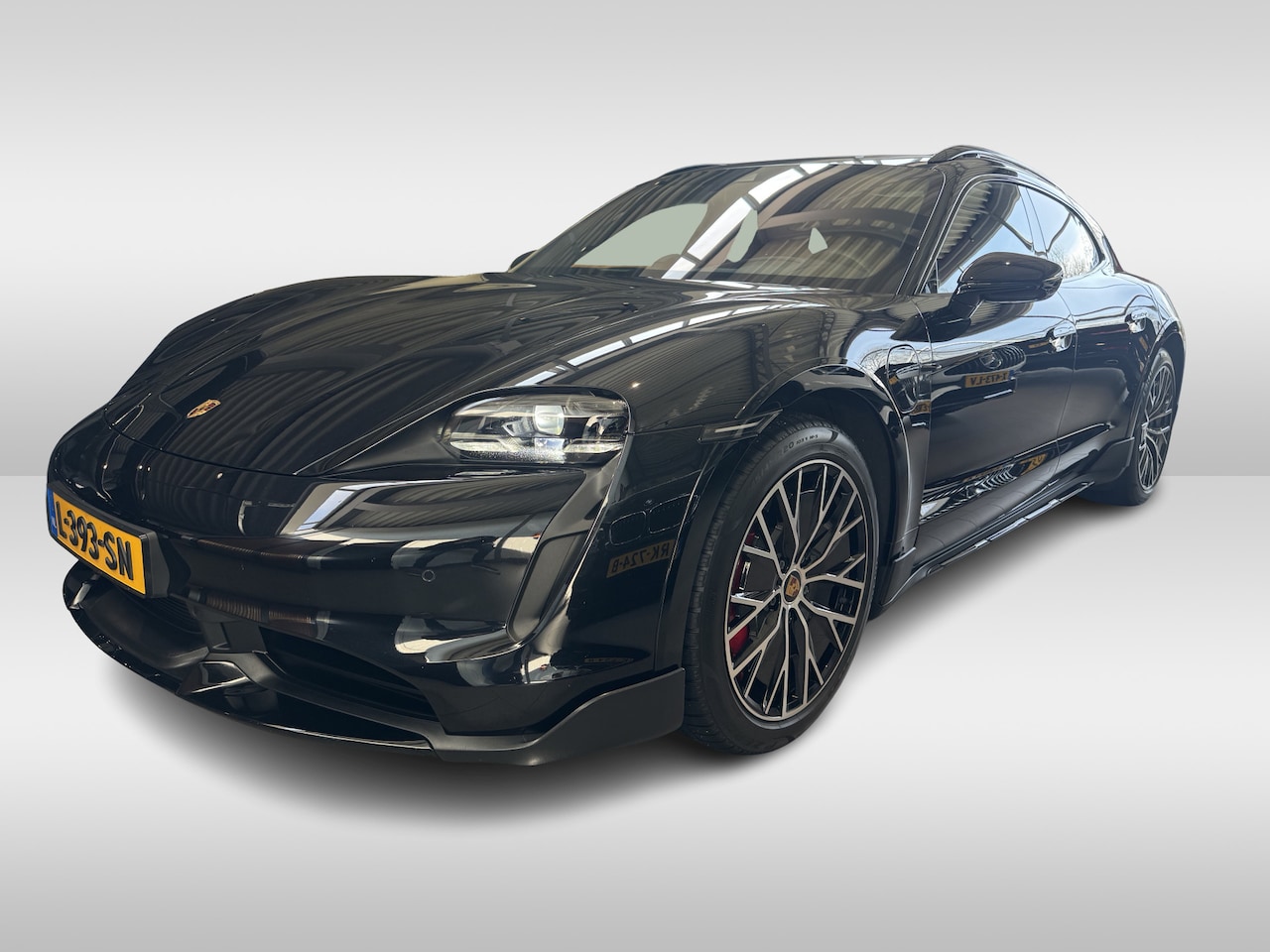 Porsche Taycan Cross Turismo - Turbo S 93 kWh / Panoramadak / 360Camera / Head-up / Passenger Display / Luchtvering / 21' - AutoWereld.nl