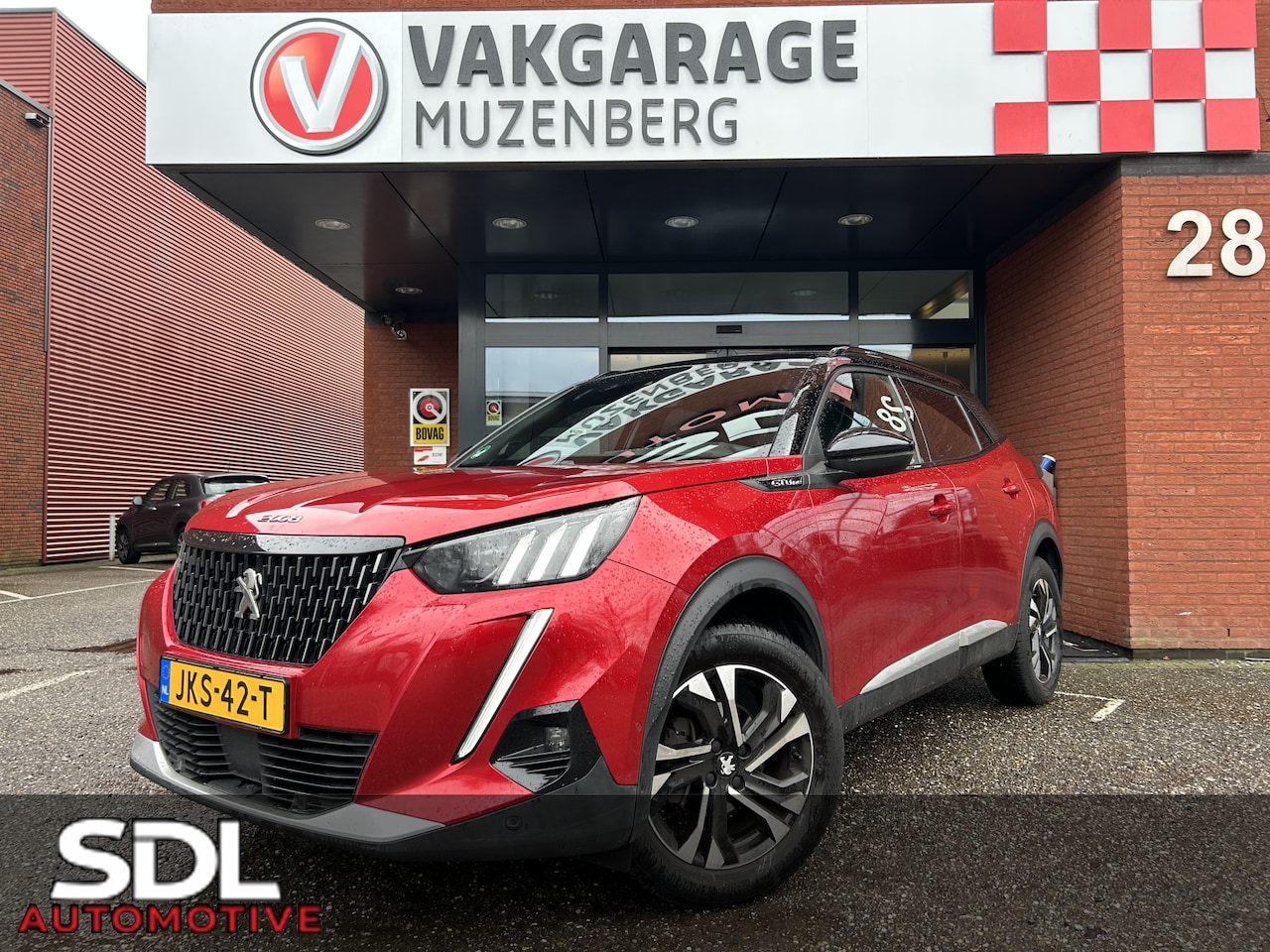 Peugeot 2008 - 1.2 PureTech GT-Line // NAVI // TREKHAAK// ADAPTIVE CRUISE // CAMERA // SCHUIF-KANTEL DAK - AutoWereld.nl