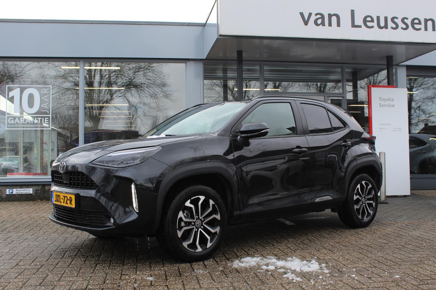 Toyota Yaris Cross - 1.5 Hybrid 115 First Edition MICHELIN ALL SEASONS KEYLESS STUUR&STOELVERW. LED DAB CLIMA L - AutoWereld.nl