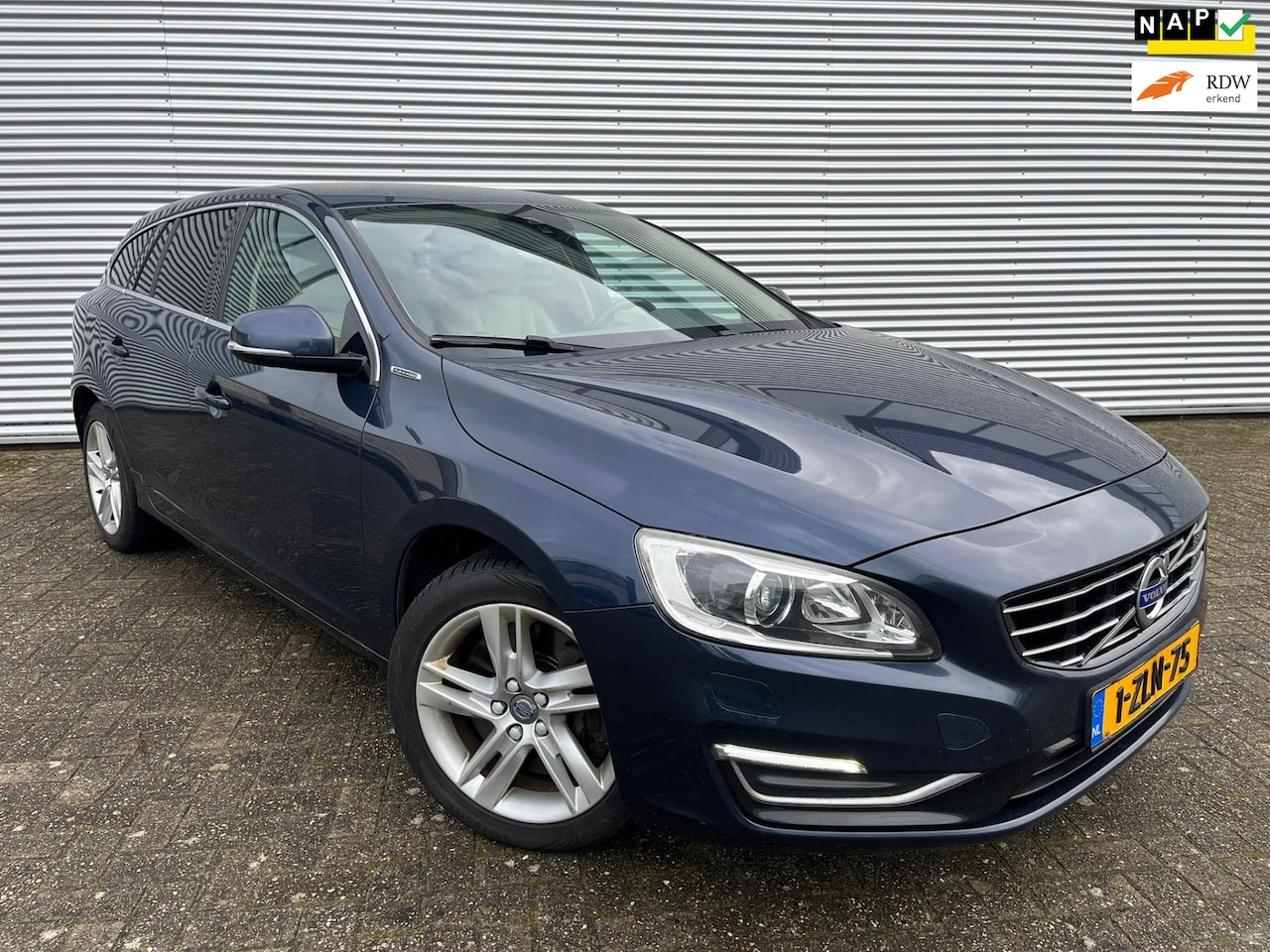 Volvo V60 - 2.4 D6 AWD Plug-In Hybrid Summum|Leder|Airco|Cruise|PDC| - AutoWereld.nl