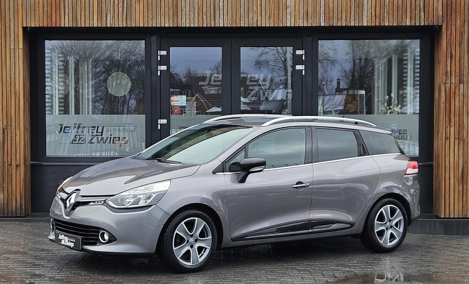 Renault Clio Estate - 0.9 TCe Night&Day lm velgen. navi. stuurwiel bediening. cruise. - AutoWereld.nl