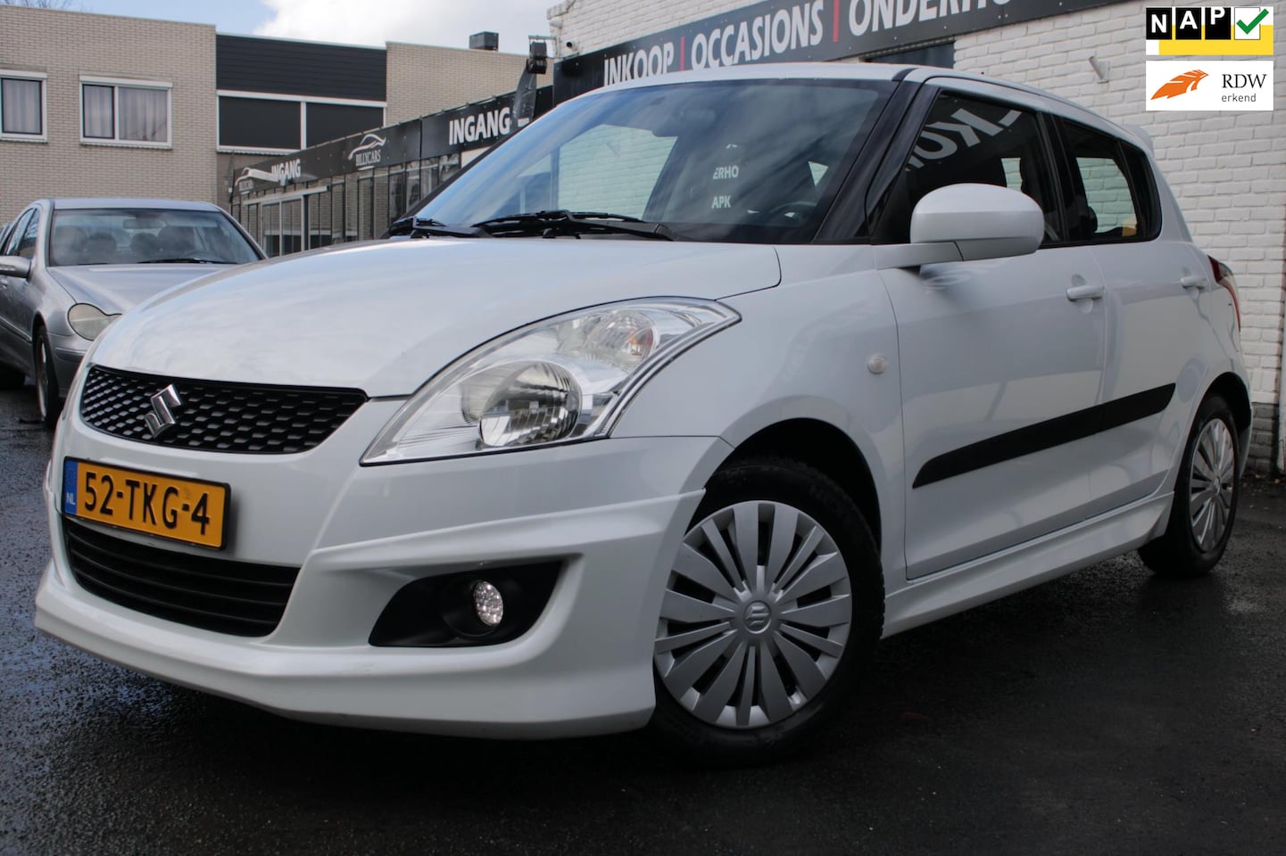 Suzuki Swift - 1.2 Comfort EASSS | Airco | Stoelverwarming |Elec ramen | Sportpakket | Trekhaak - AutoWereld.nl