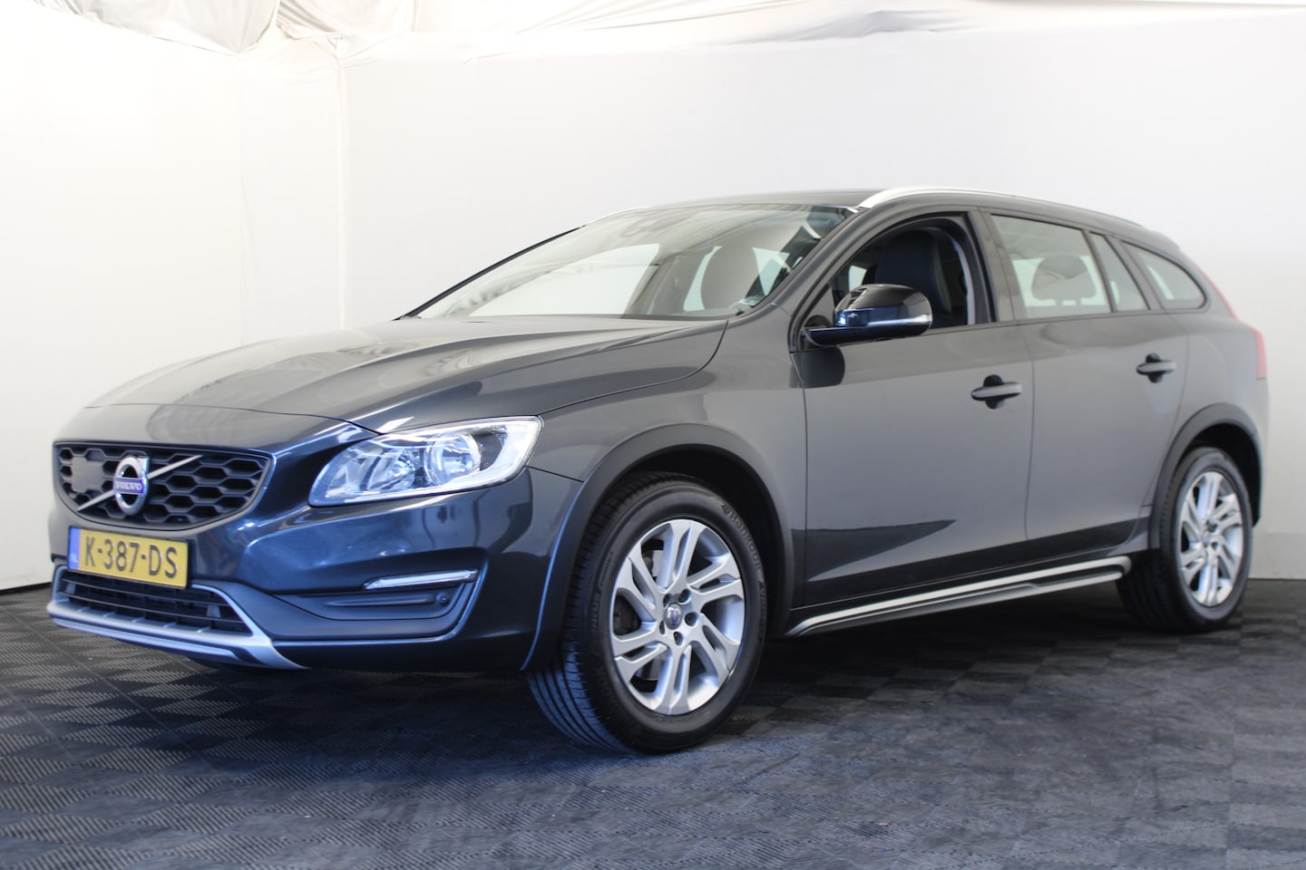 Volvo V60 Cross Country - 2.0 D3 Momentum |Stoelverwarming| - AutoWereld.nl