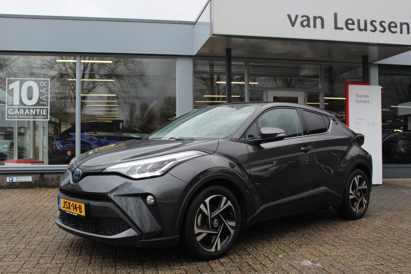 Toyota C-HR - 1.8 HYBRID DYNAMIC ALL-SEASON BANDEN STOELVERW. DODEHOEKDETECTIE KEYLESS LED KOPLAMPEN PAR - AutoWereld.nl