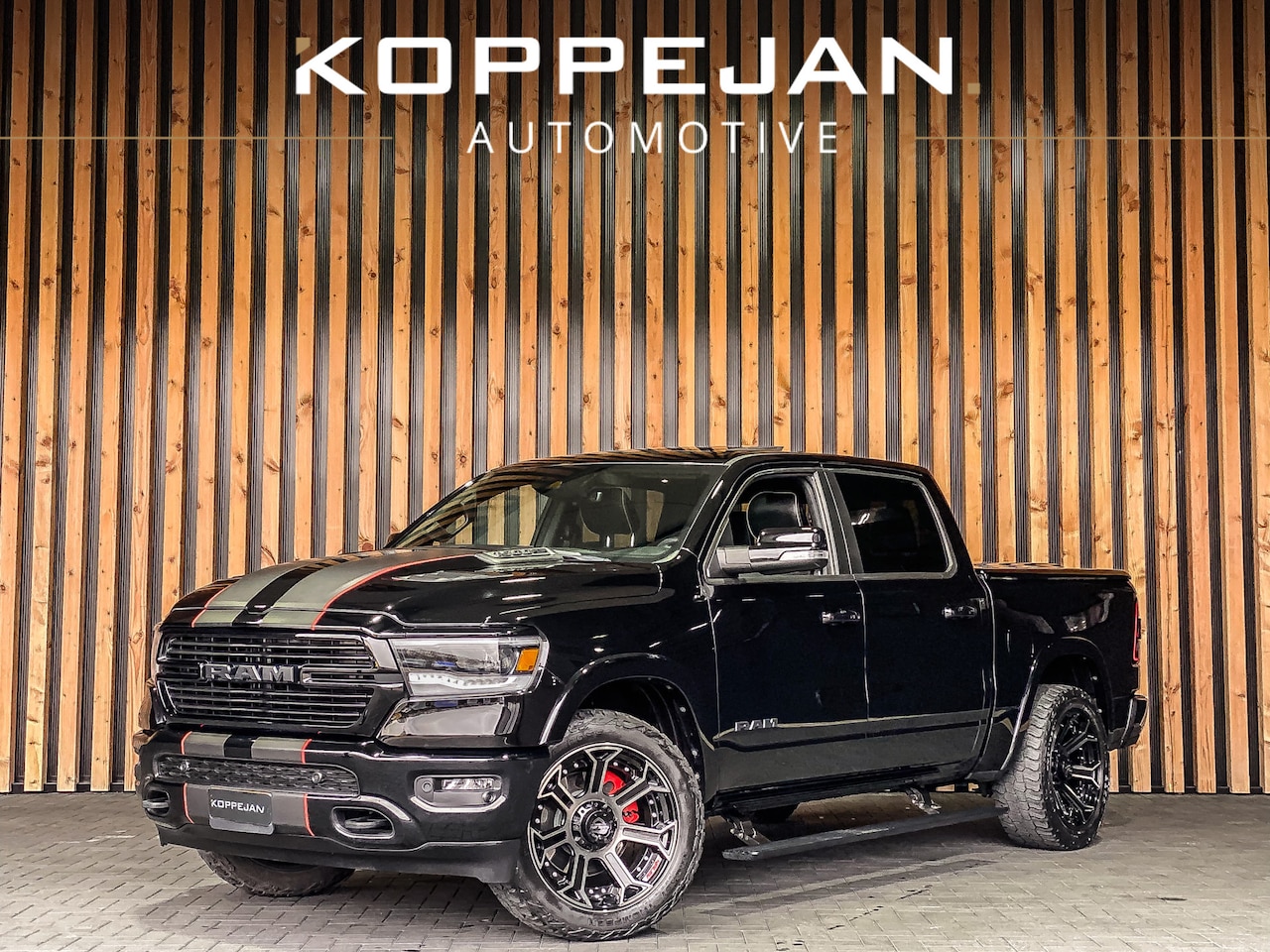 Dodge Ram 1500 - 5.7 V8 4x4 Crew Cab Laramie | PANO | KEYLESS | LUCHTVERING | BIG SCREEN | 4PLAY WHEELS | - AutoWereld.nl