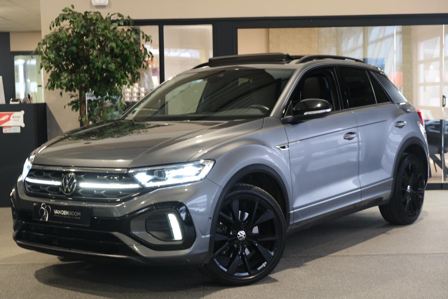 Volkswagen T-Roc - 1.5 TSI 2x R-Line DSG Facelift Pano Black Cam Led Virtual Trekhaak ACC - AutoWereld.nl