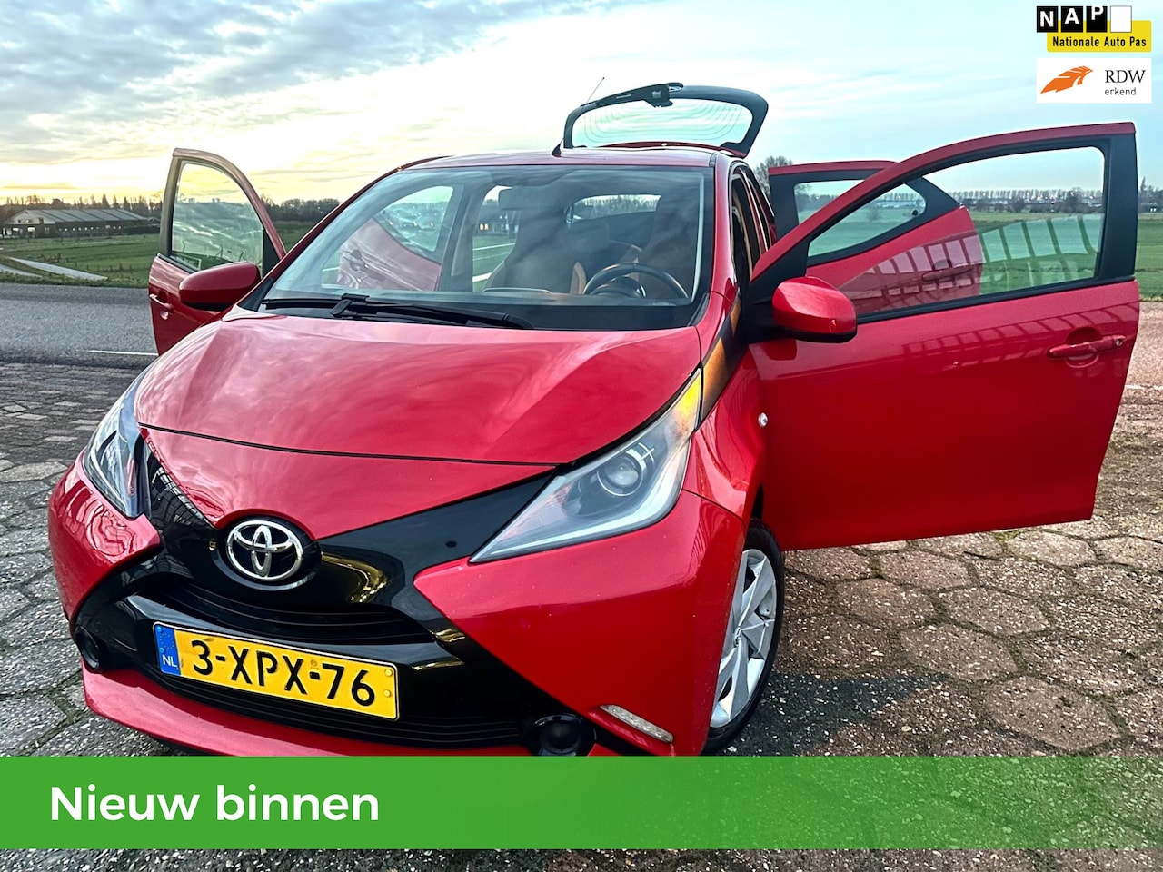 Toyota Aygo - 1.0 VVT-i x-play NAP 5D XENON BLUETOOTH NIEUW MODEL - AutoWereld.nl