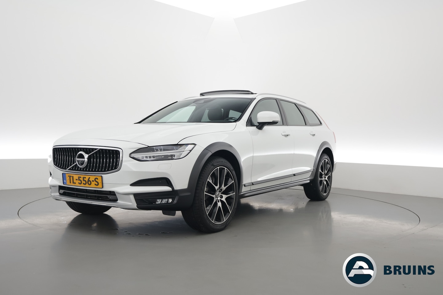 Volvo V90 Cross Country - 2.0 T5 Pro | Luchtvering Four-C | Massage | Trekhaak | Pano | Head up | 360 Camera | Blis - AutoWereld.nl