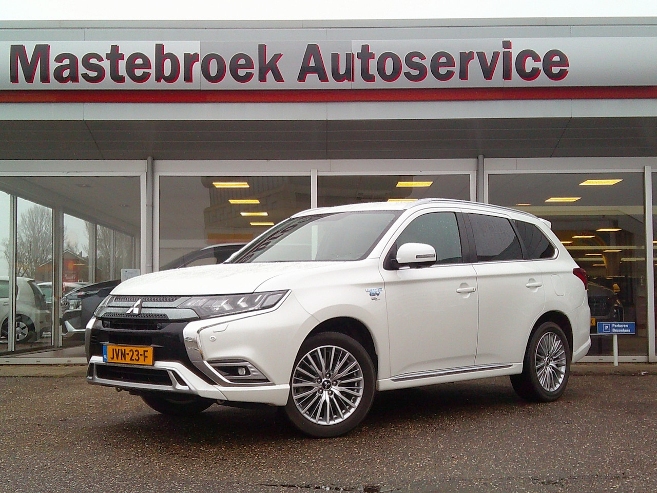 Mitsubishi Outlander - 2.4 PHEV Intense+ Automaat Staat in Hardenberg - AutoWereld.nl