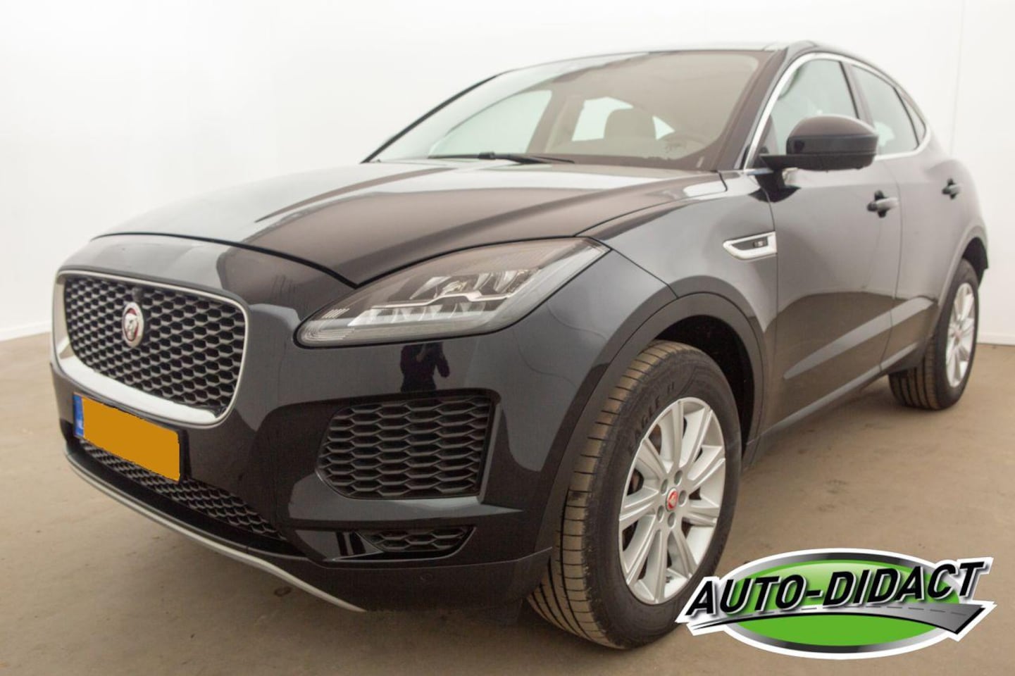 Jaguar E-Pace - 2.0 P200 AWD Automaat Pano Camera Leder - AutoWereld.nl