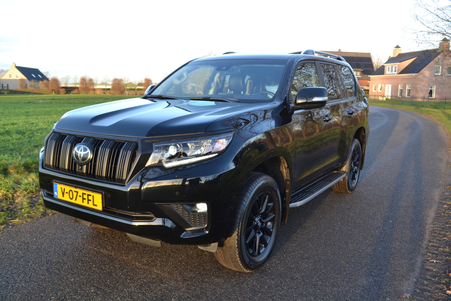 Toyota Land Cruiser - 2.8 D-4D-F Executive Window Van Black-Line - AutoWereld.nl