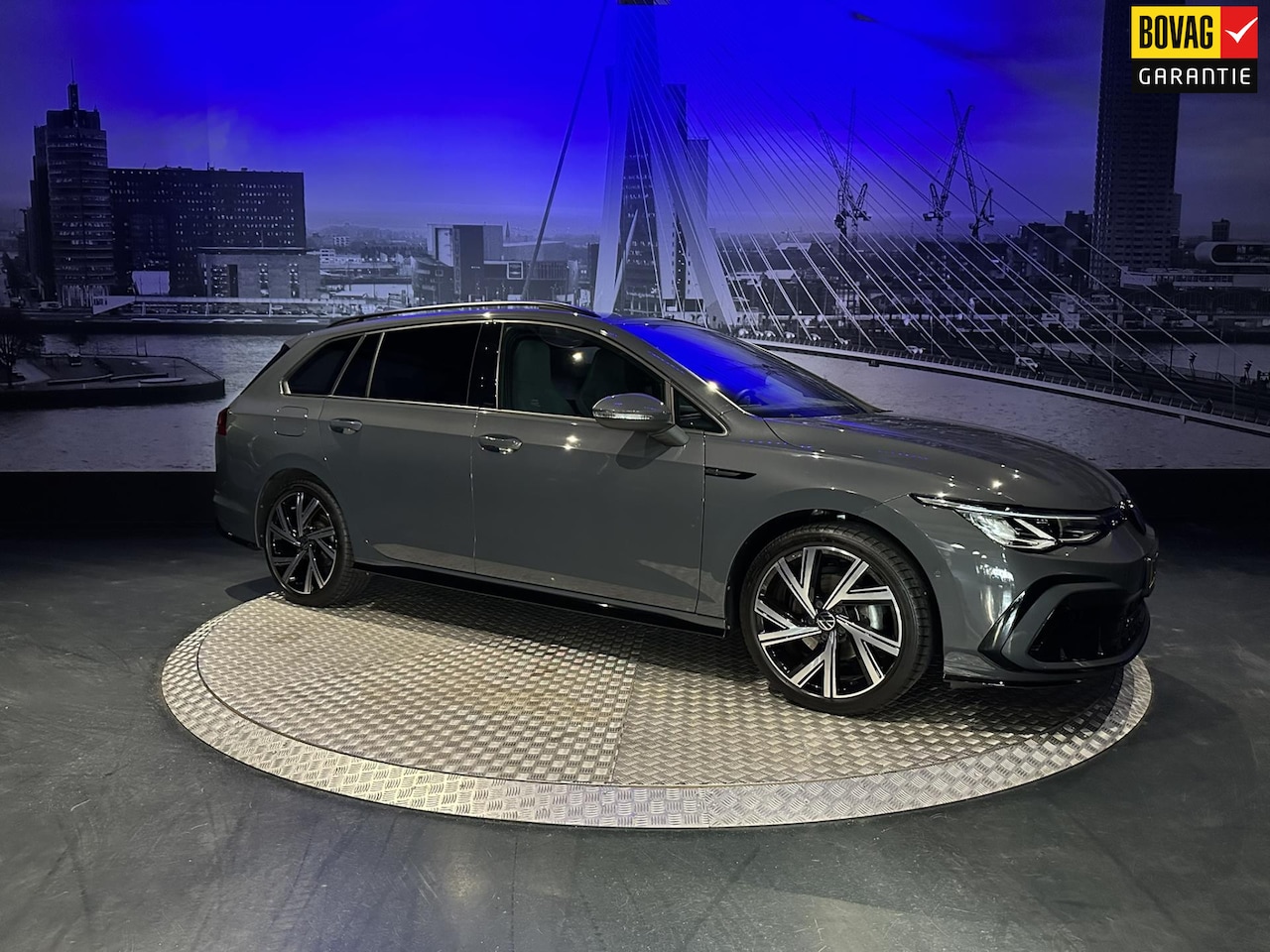 Volkswagen Golf Variant - 1.5 eTSI R-Line *Led*Appconnect*Sfeerverlichting*NL Auto* - AutoWereld.nl