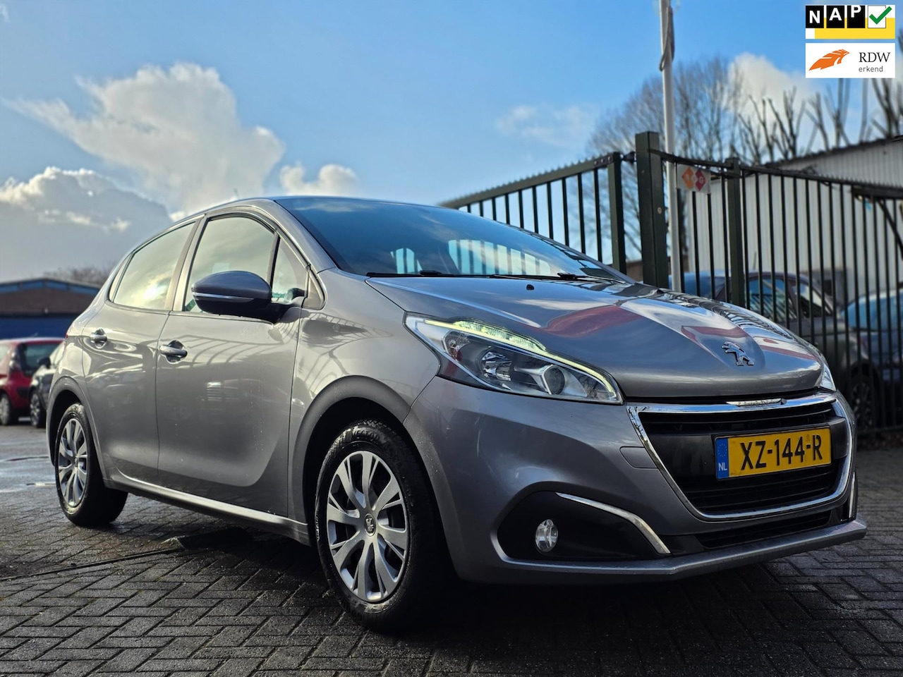 Peugeot 208 - 1.2 PureTech Blue Lease Active 2e eigenaar dealer onderhouden navigatie cruis control aux - AutoWereld.nl