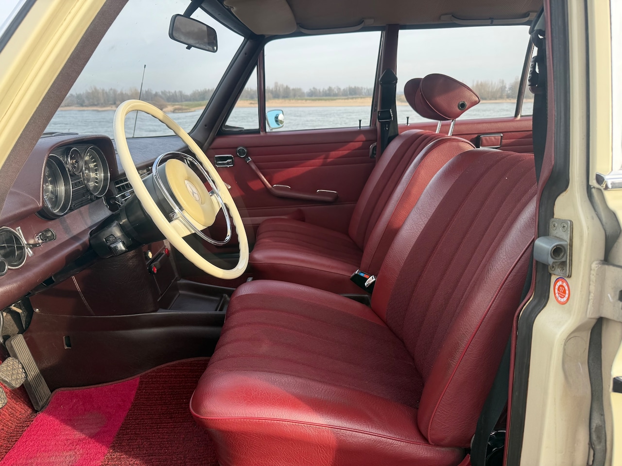 Mercedes-Benz 200-280 (W115) - 230 - AutoWereld.nl