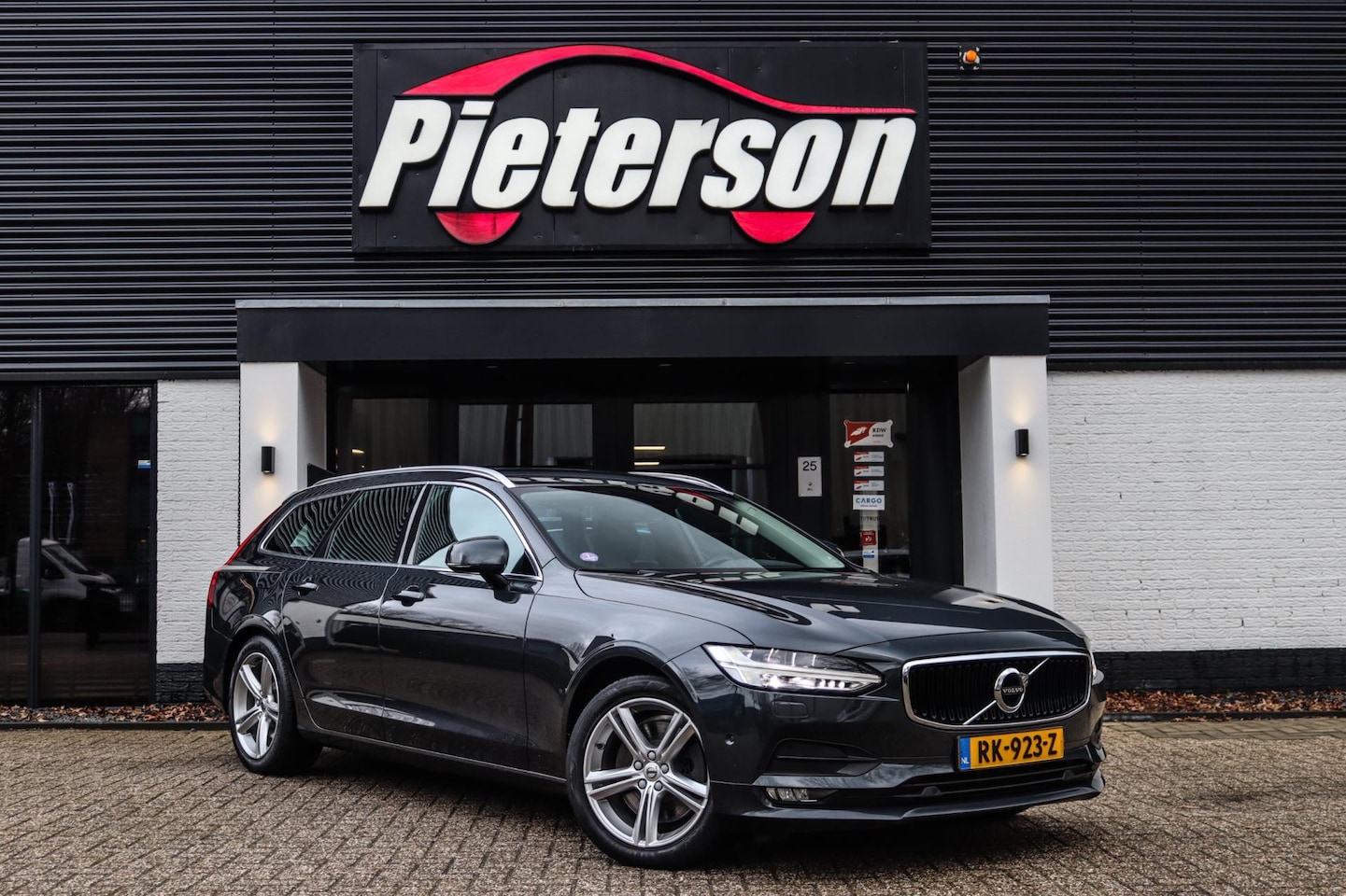 Volvo V90 - 2.0 T5 Momentum NAP 1E EIGENAAR DEALER OH TREKHAAK - AutoWereld.nl