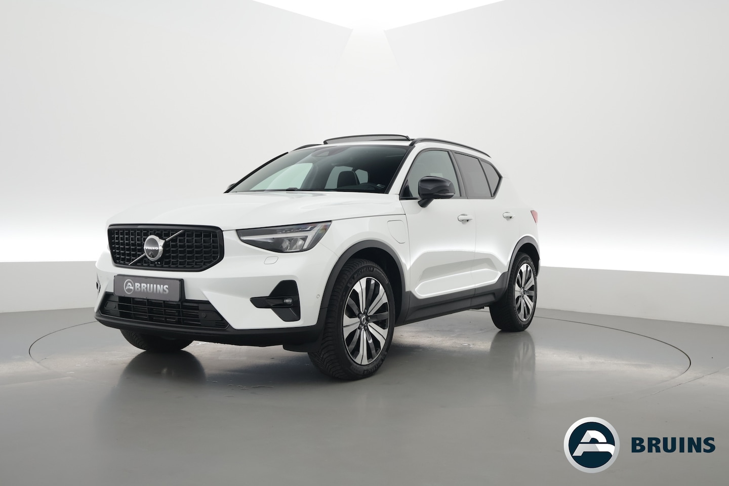 Volvo XC40 - 1.5 T5 Plug-in hybrid Ultimate Dark | Pano-dak | 360 camera | ACC | Blis | H&K Audio | Voo - AutoWereld.nl