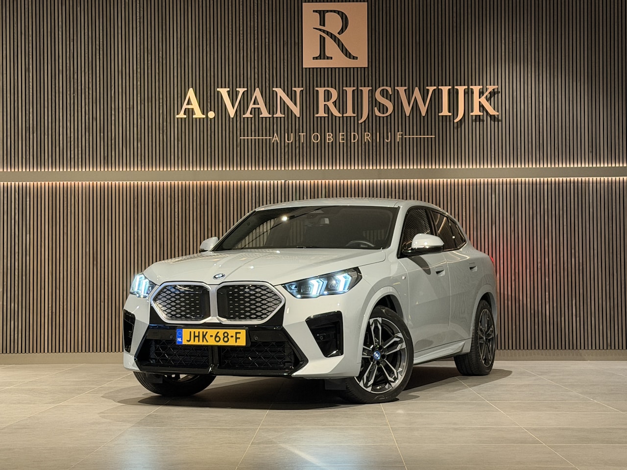 BMW iX2 - eDrive20 67 kWh M-Sport | LED | CAMERA | STOELVERWARMING - AutoWereld.nl