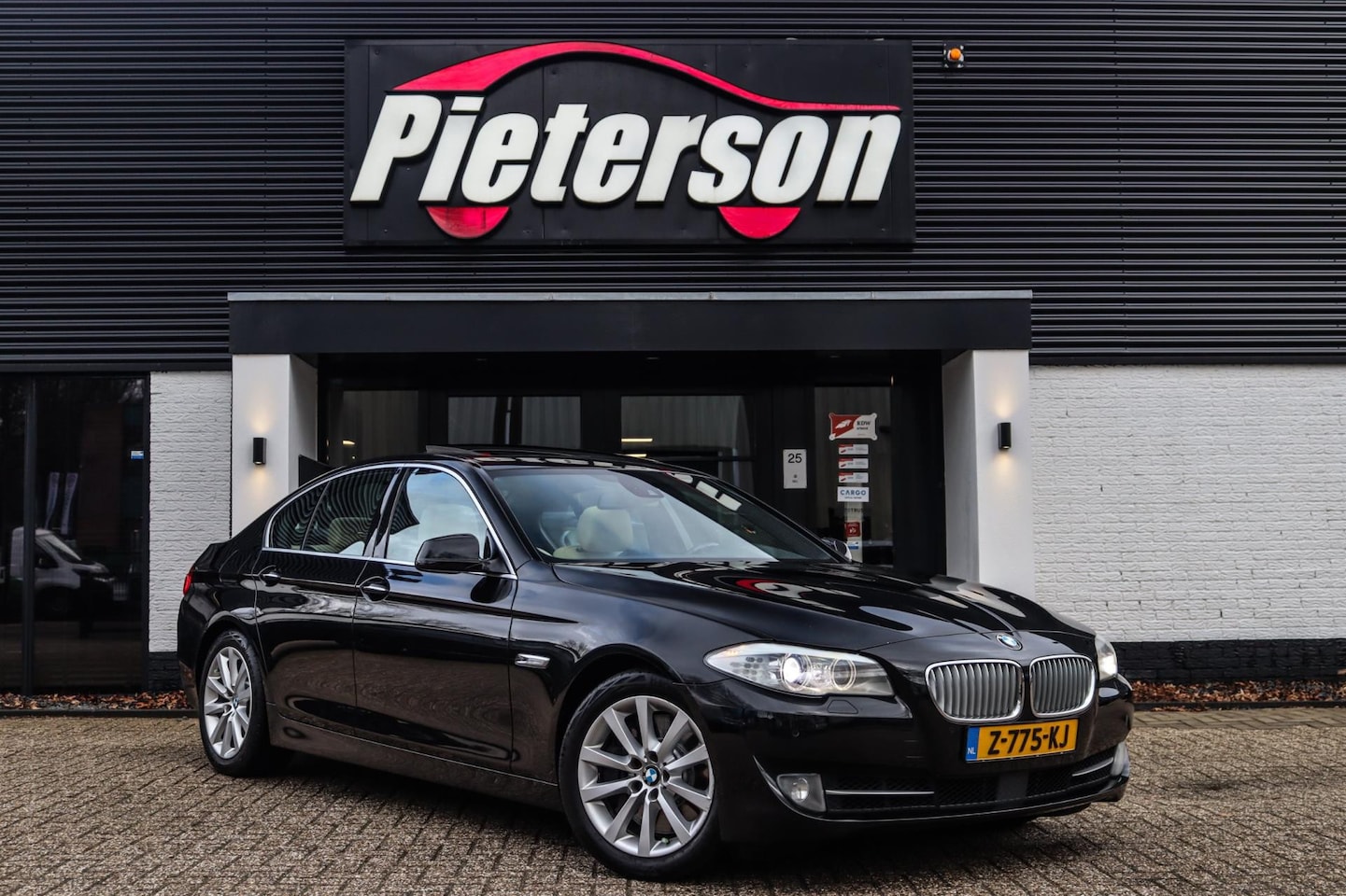 BMW 5-serie - 550i High Executive PANO ALCANTARA SOFTCLOSE HUD - AutoWereld.nl