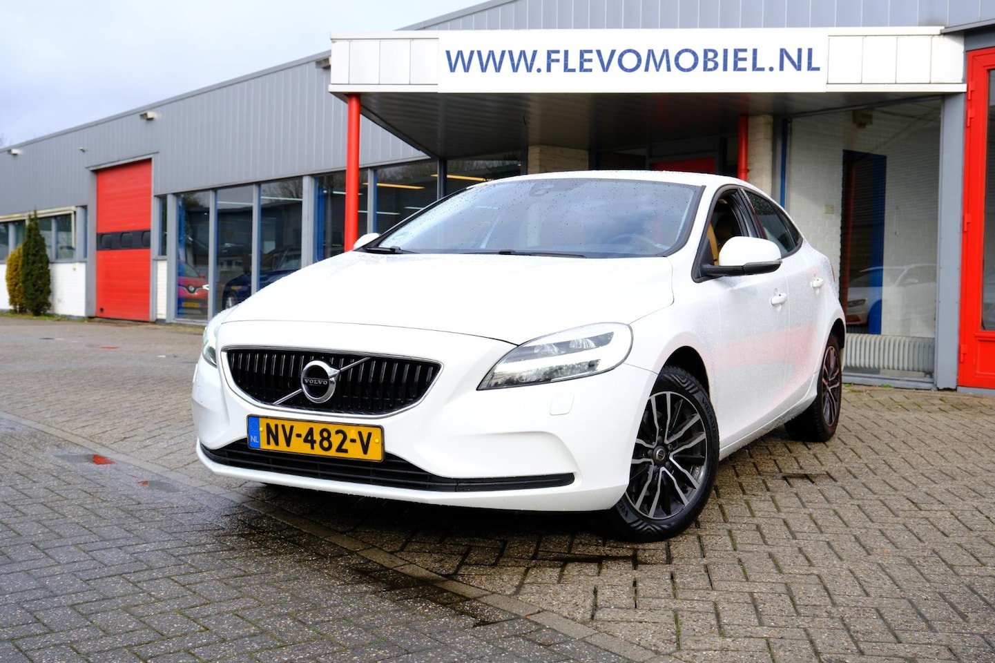 Volvo V40 - 2.0 T2 Nordic+ Leder|1e Eig|Navi|Clima|LMV - AutoWereld.nl