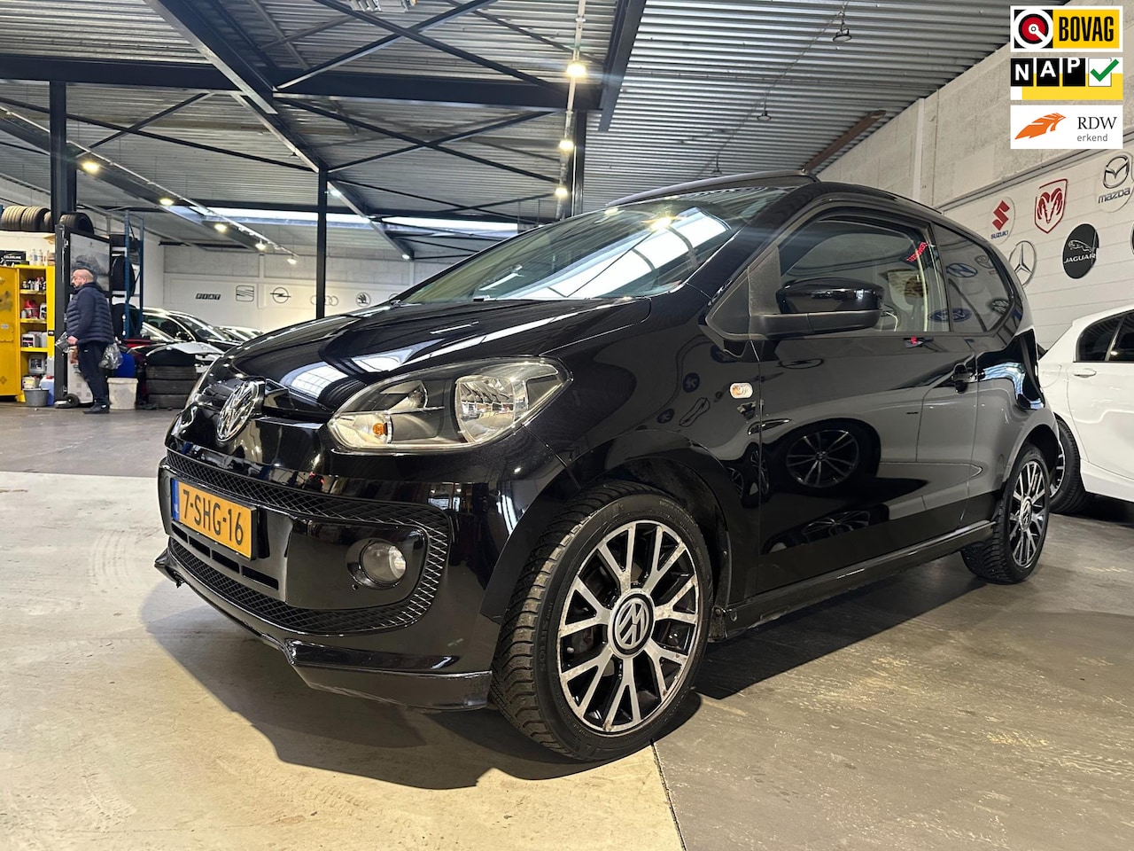 Volkswagen Up! - 1.0 high up! BlueMotion/Panoramadak/Leder/Dealer onderhouden - AutoWereld.nl