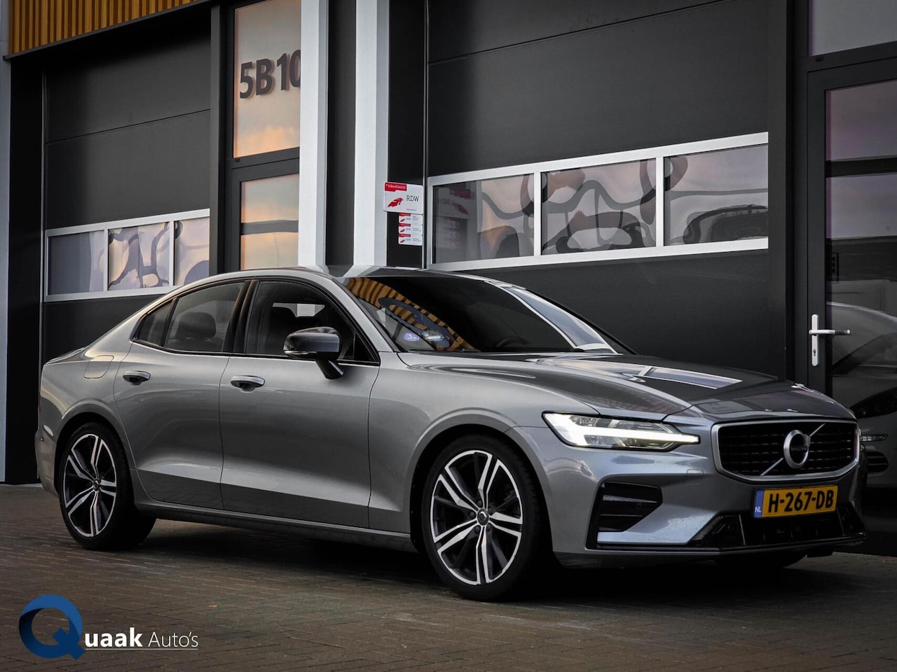 Volvo S60 - 2.0 T4 R-Design | LEDER | CARPLAY | MEMORY | LED | SPORTSTOELEN - AutoWereld.nl
