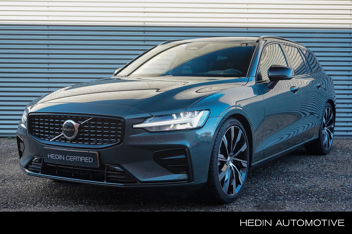 Volvo V60 - B4 Plus Dark | Adaptive Cruise | BLIS | 20 inch LM | Gelaagd Glas | Donker Glas | Power Se - AutoWereld.nl