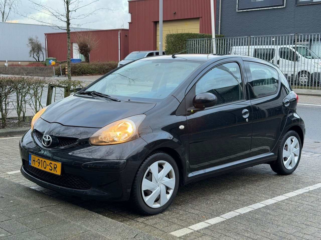 Toyota Aygo - 1.0 Benzine 5 Deurs Zwart CarPlay Onderhouden Vol - AutoWereld.nl
