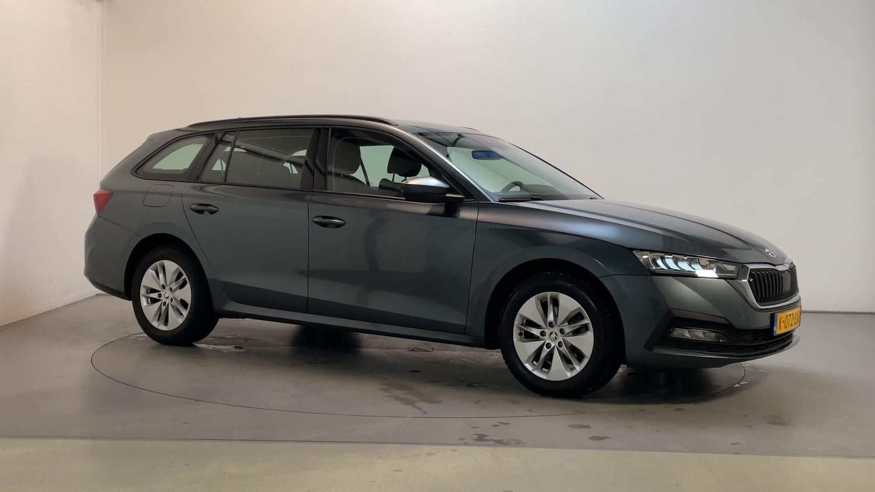 Skoda Octavia Combi - 1.0 e-TSI DSG Business Edition Virtual Cockpit Navigatie Parkeersensoren - AutoWereld.nl