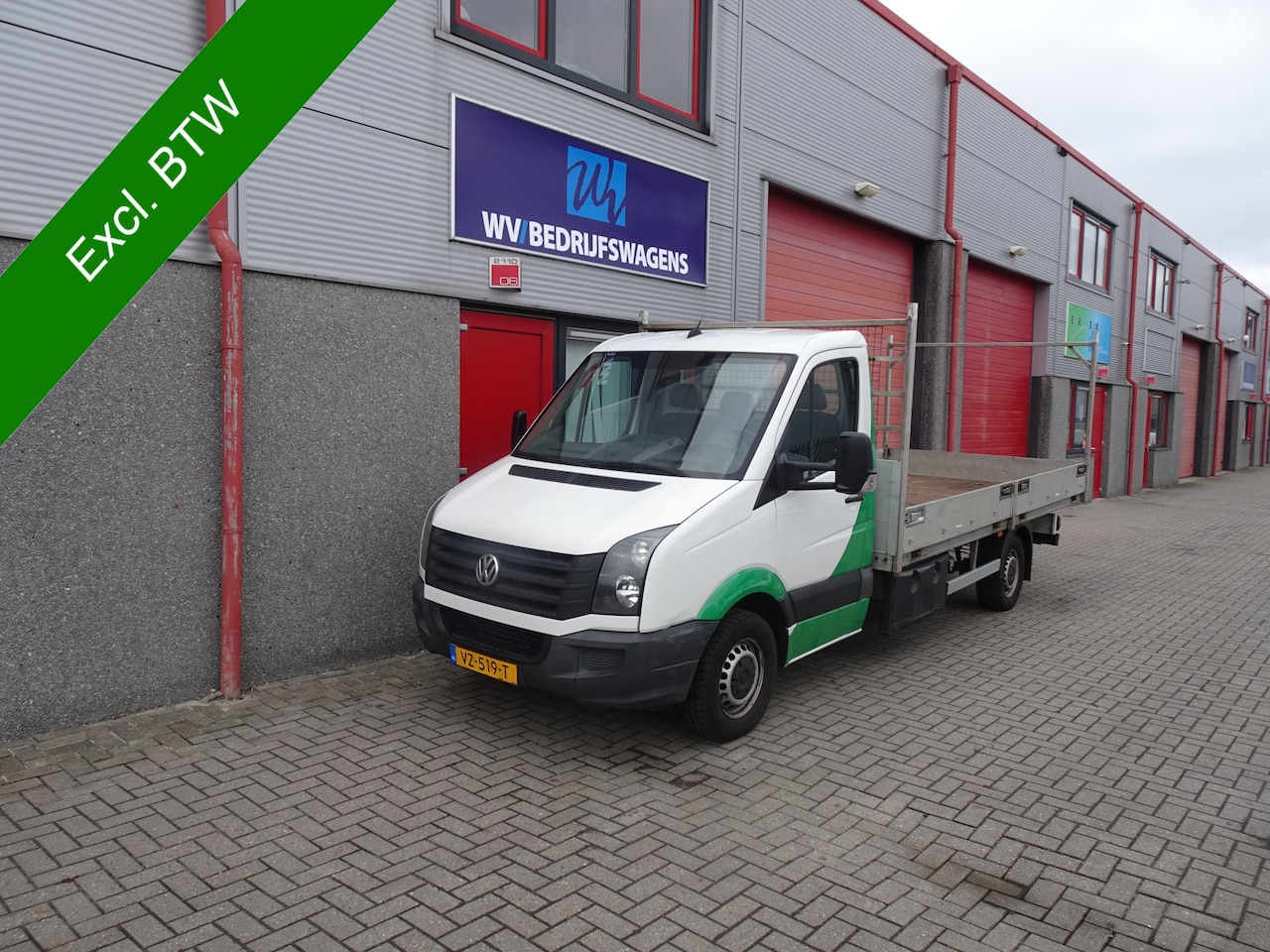 Volkswagen Crafter - 50 2.0 TDI L3H1 openlaadbak 3 zits airco 3500 kg trekhaak gewicht - AutoWereld.nl