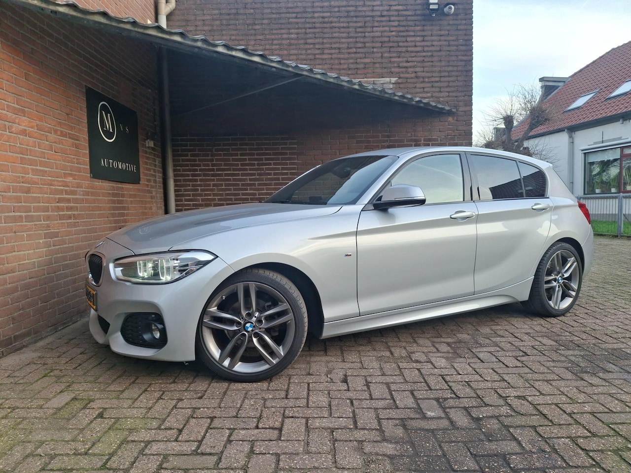 BMW 1-serie - 118i M-Sport 136PK Apple Carplay / Navigatie / Led Verlichting / Lederen Bekleding / Parke - AutoWereld.nl
