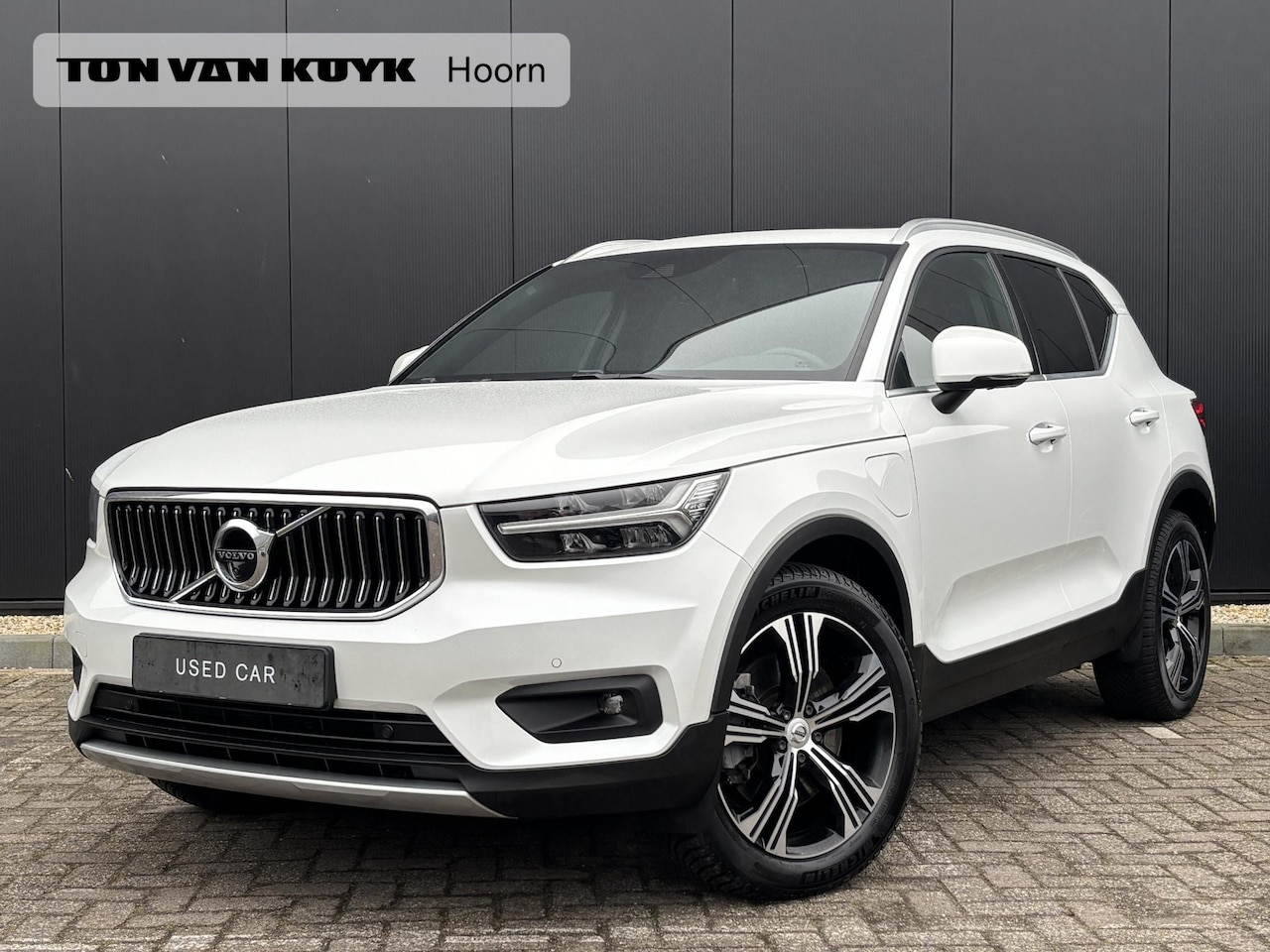 Volvo XC40 - 1.5 T5 Recharge R-Design / Leder / 360 camera / Pan. dak / Trekhaak / Allseason / Elekt st - AutoWereld.nl