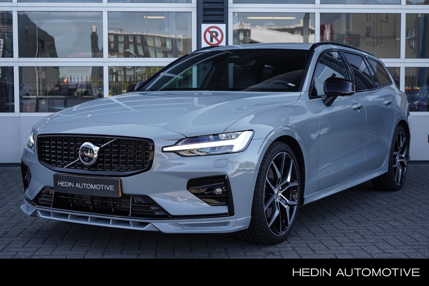 Volvo V60 - 2.0 B4 Ultra Dark | Heico styling kit | Panoramadak | Harman/Kardon | Getint Glas | Nappa - AutoWereld.nl