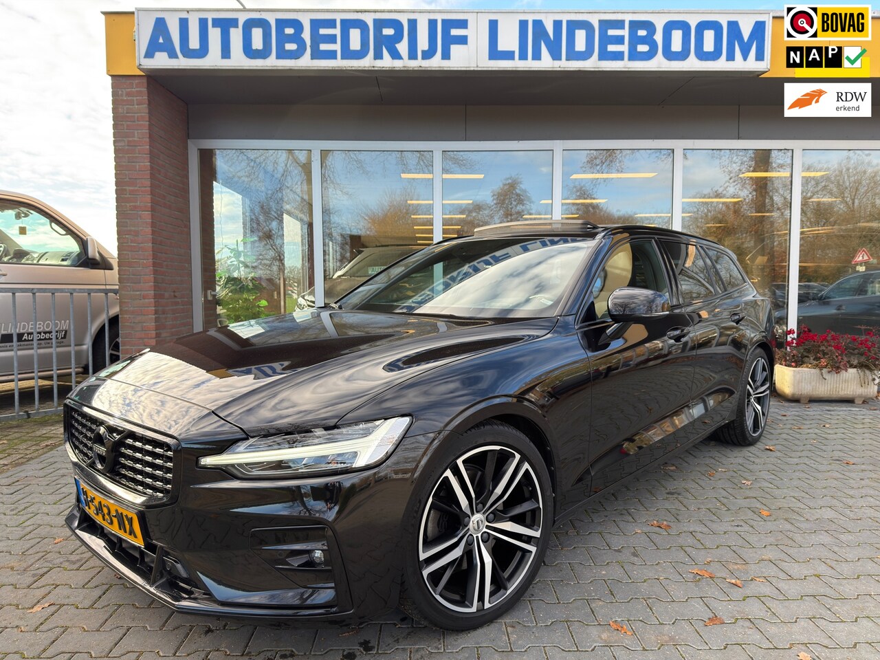 Volvo V60 - 2.0 T4 R-Design Panoramadak Trekhaak Memory seat - AutoWereld.nl