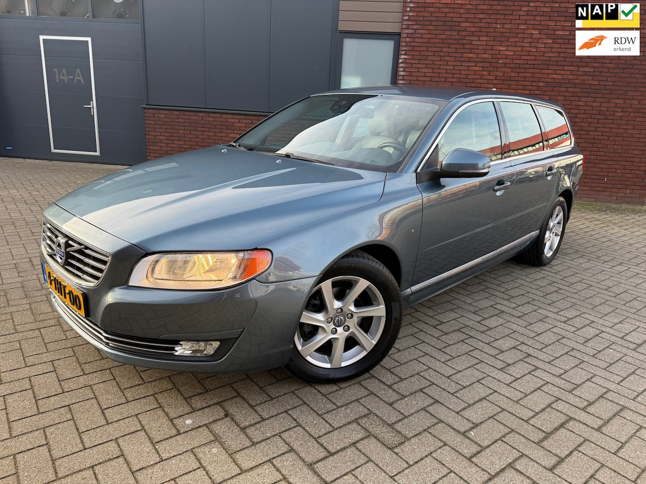 Volvo V70 - 1.6 T4 Momentum 2014/ORIGINEEL NL/2E EIGENAAR/NAVIGATIE/LEDER/CUIRSE CONTROLE/DEALER OH/ZE - AutoWereld.nl