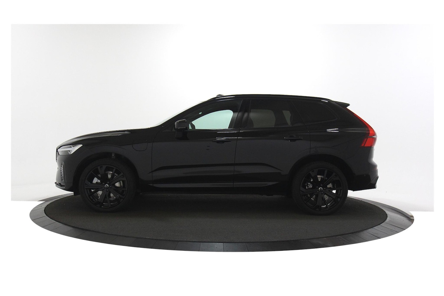 Volvo XC60 - T8 Plug-in Hybrid AWD Plus Black Edition | PHEV | Panoramadak | Achteruitrijcamera | Harma - AutoWereld.nl