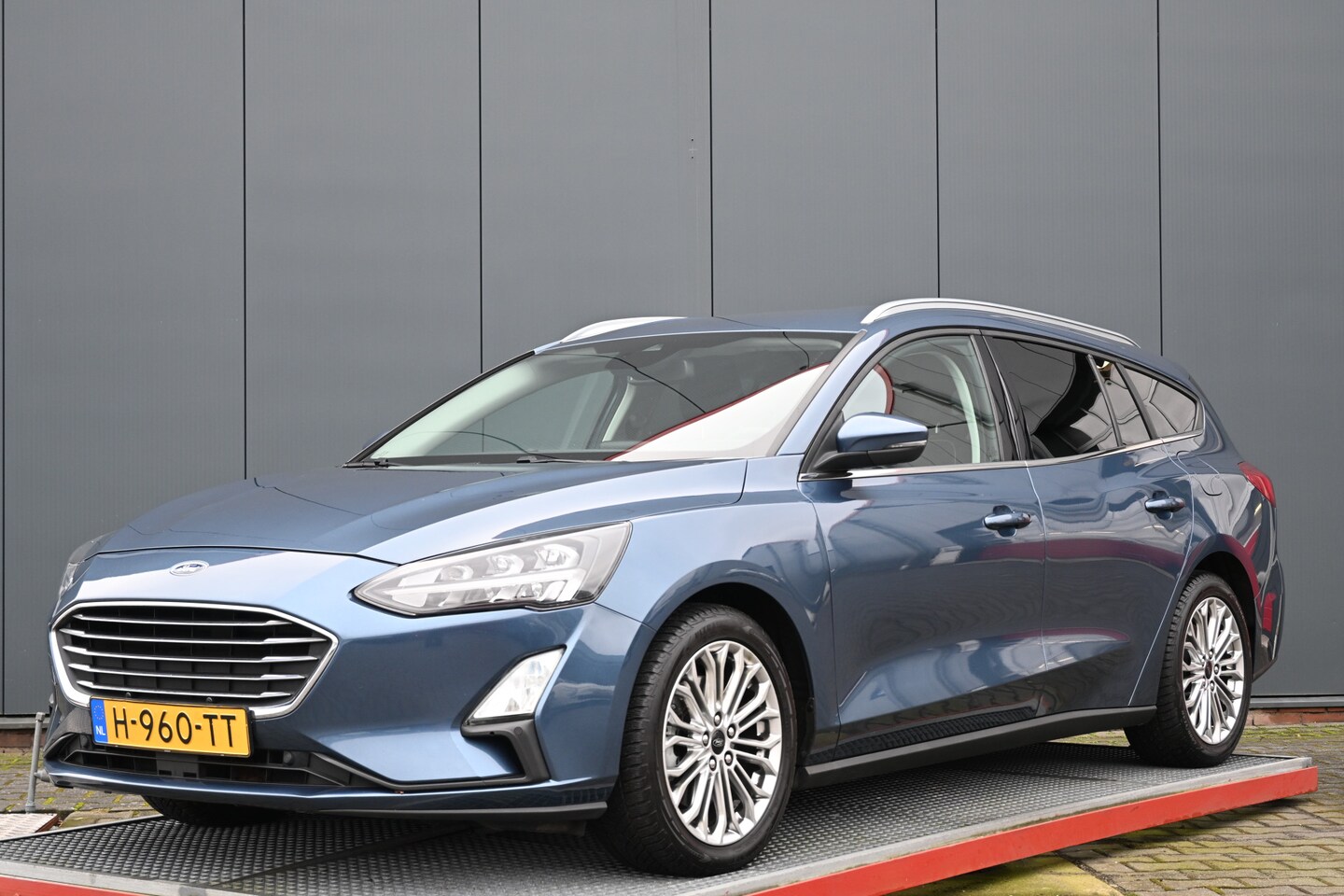 Ford Focus Wagon - 1.0 EcoBoost Titanium Business trekhaak - AutoWereld.nl