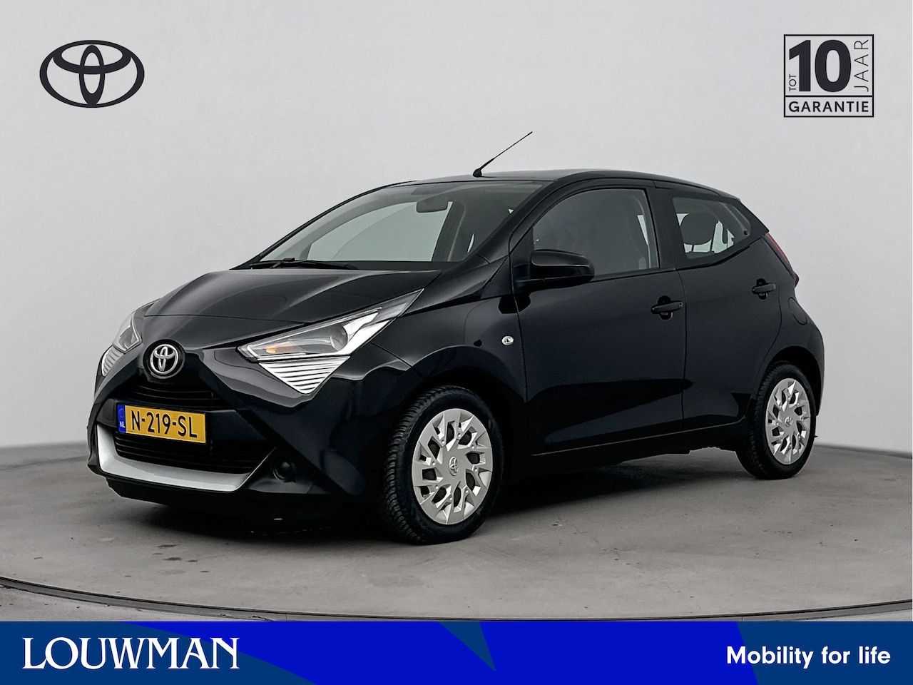 Toyota Aygo - 1.0 VVT-i x-play | Navi | Parkeercamera | - AutoWereld.nl