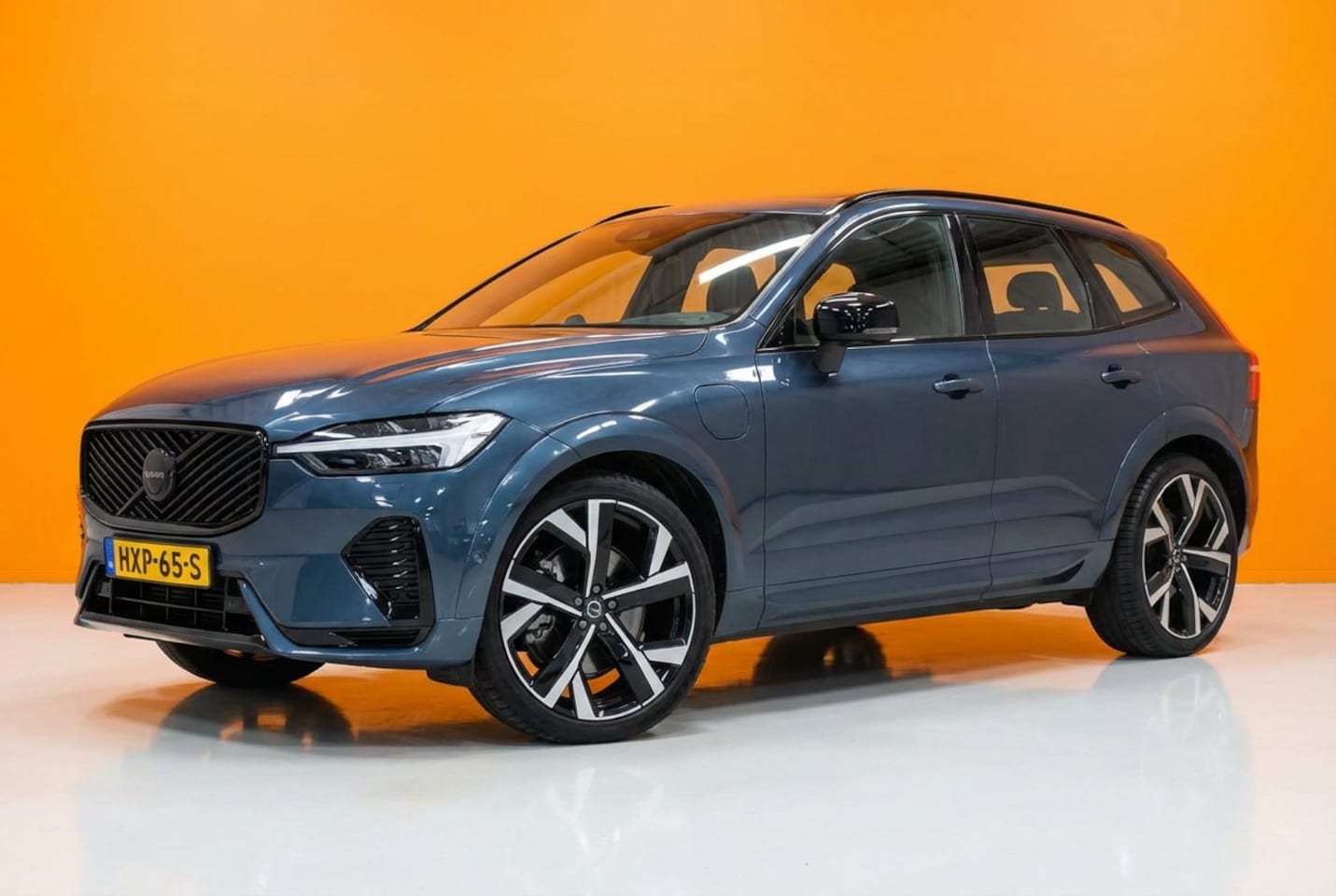 Volvo XC60 - 2.0 T6 Plug-in hybrid AWD Ultra Black Edition | Nieuw Model! | B&W | Luchtvering | Panoram - AutoWereld.nl