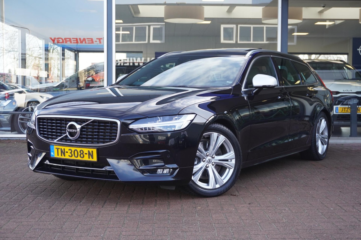 Volvo V90 - 2.0 T4 Business Sport R-Design | Automaat | Airco | Vol opties | Elek. Pakket |Trekhaak | - AutoWereld.nl