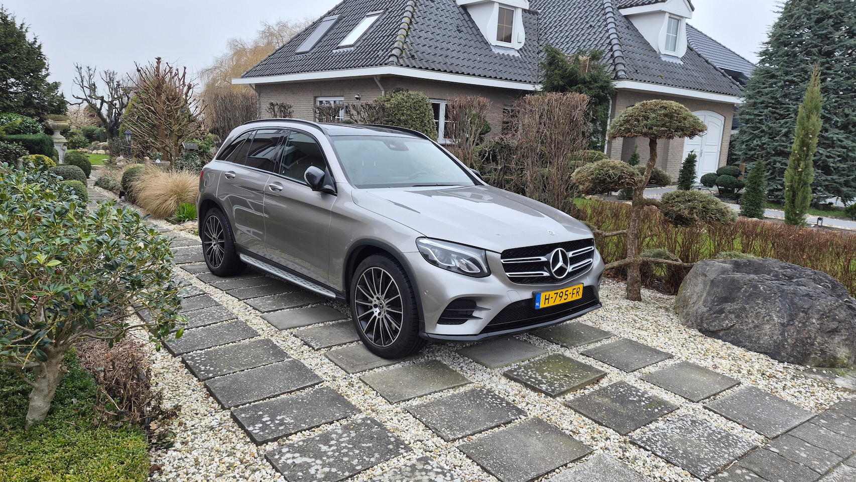 Mercedes-Benz GLC-klasse - 250 4MATIC Business Solution AMG Nieuwe 4 seizoenen banden, el. trekhaak, silver metalic, open (panorama) dak, speciale vel - AutoWereld.nl