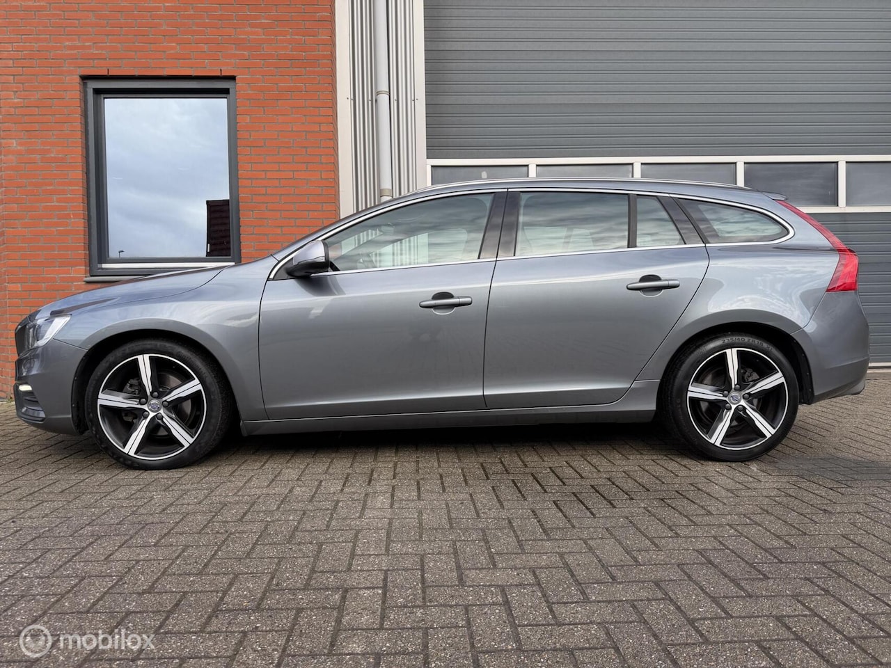 Volvo V60 - 1.5 T3 Aut. R-Design - Volvo dealer onderh. - AutoWereld.nl