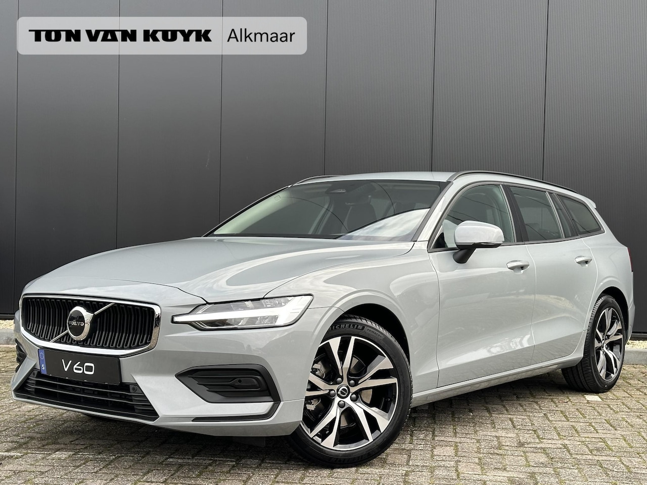 Volvo V60 - 2.0 B4 Essential Edition Climate / park assist / Driver assist /  18 inch. - AutoWereld.nl