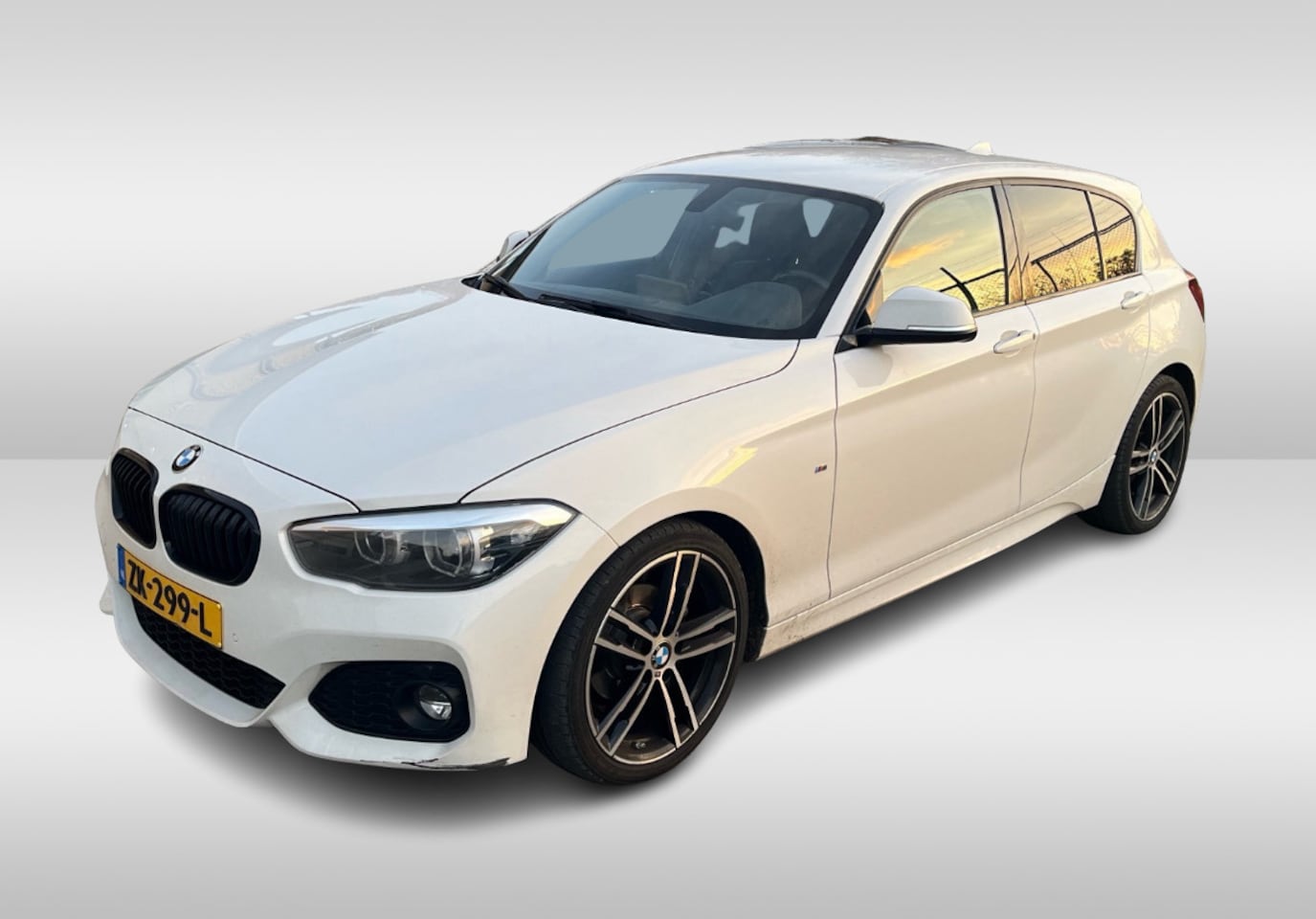 BMW 1-serie - 118i Edition M Sport Shadow High Exe. / Leder / Navigatie / Parkeerhulp achter / Keyless / - AutoWereld.nl