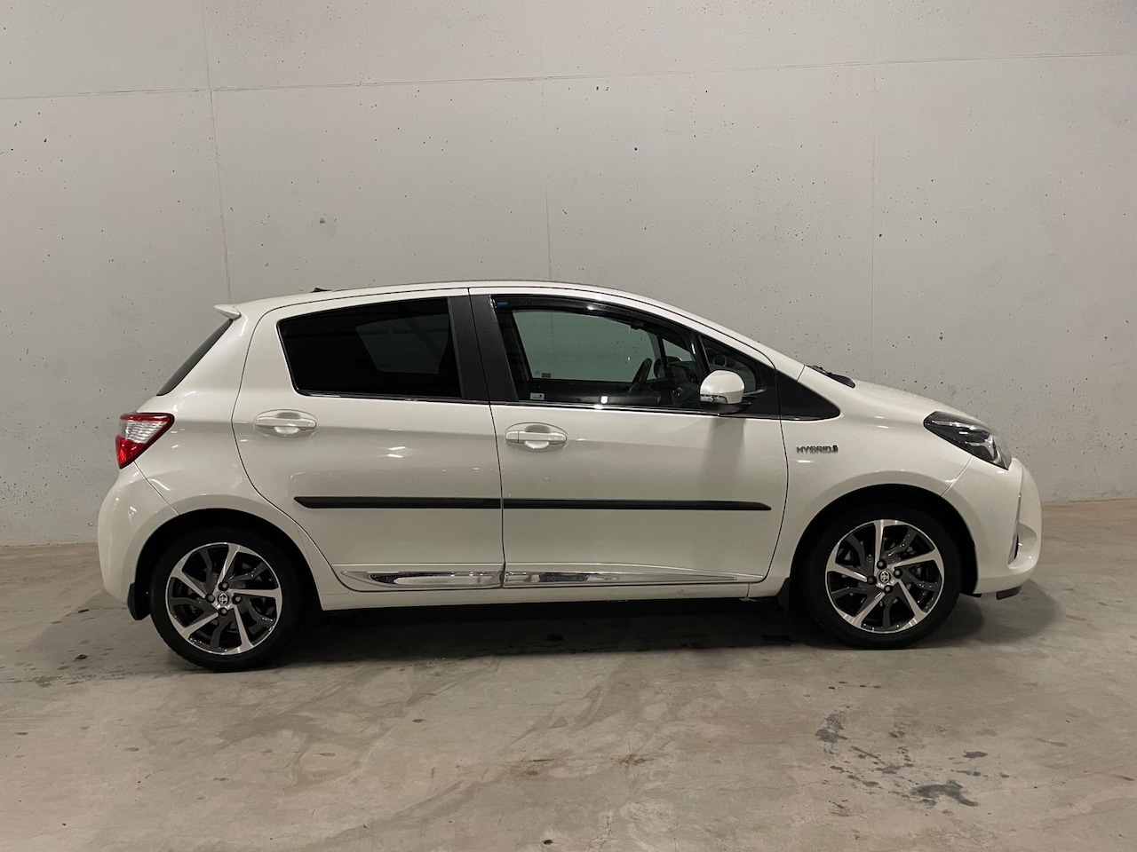 Toyota Yaris - 1.5 Hybrid Pano Automaat Camera Navi Trekhaak Cruise Control - AutoWereld.nl